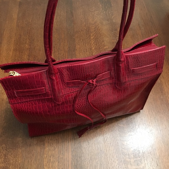 Elizabeth Arden | Large Red Bag - Picture 3 of 8